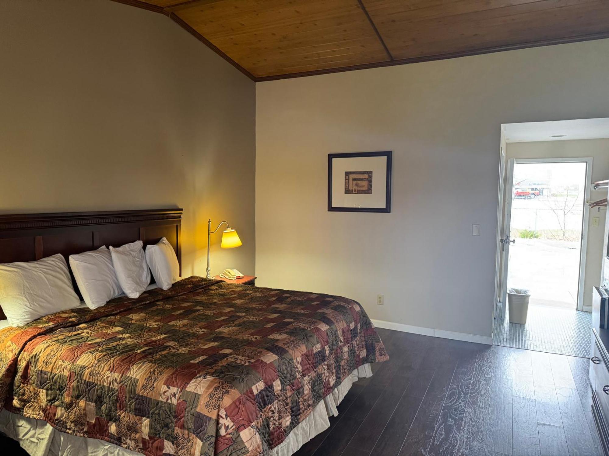 Town & Country Motel Clinton Екстер'єр фото